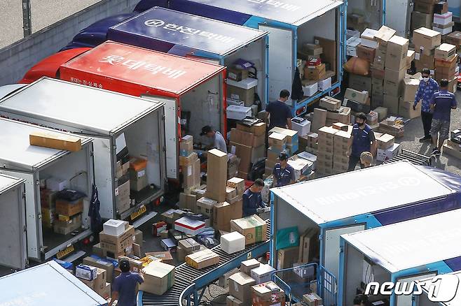 서울의 한 택배 물류센터에서 택배 기사들이 분주히 배송 준비 작업을 하고 있다. 2021.9.9/뉴스1 © News1 민경석 기자