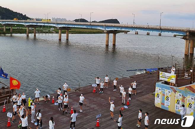지난 11일 오후 '제1회 영산포나이트런' 마라톤이 개최된 전남 나주시 일대에서 참가자들이 역사 교육과 점등식 등 식전 행사를 즐기고 있다. 2021.9.12/뉴스1