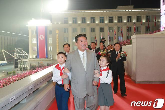 (평양 노동신문=뉴스1) = 북한 노동당 기관지 노동신문은 9일 정권수립일(9·9절) 73주년 기념 '민간 및 안전무력 열병식'을 진행했다고 보도했다. 열병식은 평양 김일성광장에서 이날 0시에 시작했다. 사진은 소년단원과 함께 입장하는 김정은 노동당 총비서. [국내에서만 사용가능. 재배포 금지. DB 금지. For Use Only in the Republic of Korea. Redistribution Prohibited] rodongphoto@news1.kr