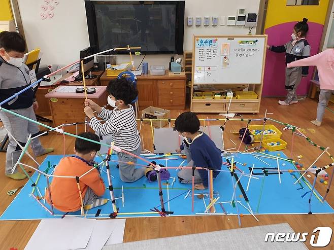 충북지역 유치원 교사 15명으로 구성된 자료개발지원단이 기후위기 교육 자료집 '놀이, 기후를 담다'를 전국 최초로 발간했다. 사진은 이 자료집을 활용해 놀이교육을 진행하는 모습이다. © 뉴스1