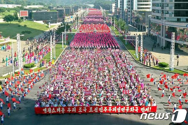 (평양 노동신문=뉴스1) = 북한 노동당 기관지 노동신문은 10일 정권수립일 73주년을 축하하는 수도 근로자들과 청년 학생들이 전날 군중시위를 진행했다고 보도했다. 신문은 공화국깃발 대열을 선두로 하여 군중시위가 시작됐으며, 수도 주민들은 각각의 집에서 참가자들한테 "공화국기와 꽃다발, 손을 열정적으로 흔들어 주었다＂라고 전했다. [국내에서만 사용가능. 재배포 금지. DB 금지. For Use Only in the Republic of Korea. Redistribution Prohibited] rodongphoto@news1.kr