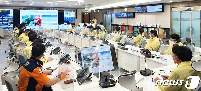 12일 오전 제주도청에서 이중환 제주도 도민안전실장 주재로 제14호 태풍 찬투(Chanthu) 북상에 따른 초기 상황판단회의가 열리고 있다.(제주도 제공)© 뉴스1