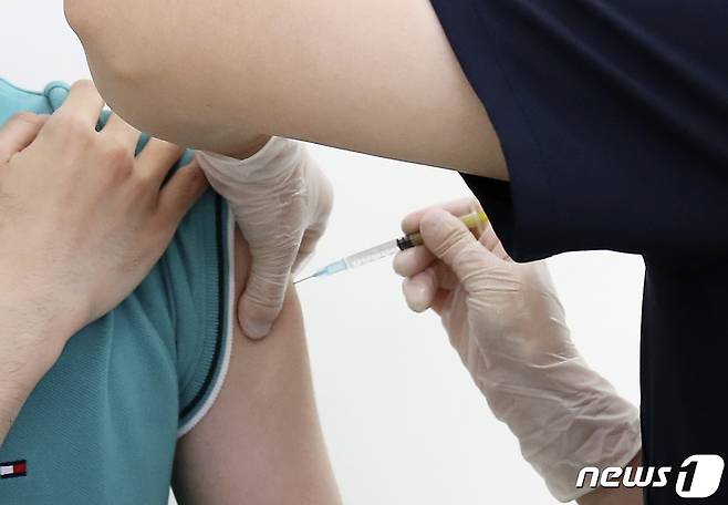 30세 이상 60세 미만 예비군과 민방위대원 등에 대한 얀센 백신 접종이 시작된 10일 오전 울산 남구 HM병원에서 한 시민이 얀센 백신을 접종 받고 있다. 2021.6.10/뉴스1 © News1 윤일지 기자