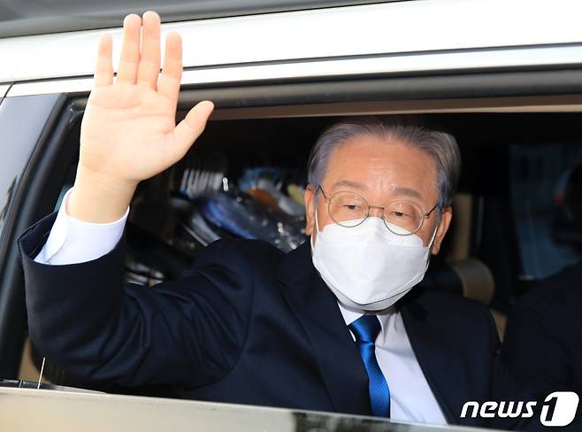 12일 오후 강원 원주시 오크밸리리조트 컨벤션홀에서 열린 더불어민주당 제20대 대통령선거 후보자 선출을 위한 강원 합동연설회(1차 슈퍼위크)에서 51.09%로 승리한 이재명 후보가 지지자들에게 손을 흔들고 있다. 2021.9.12/뉴스1 © News1 구윤성 기자