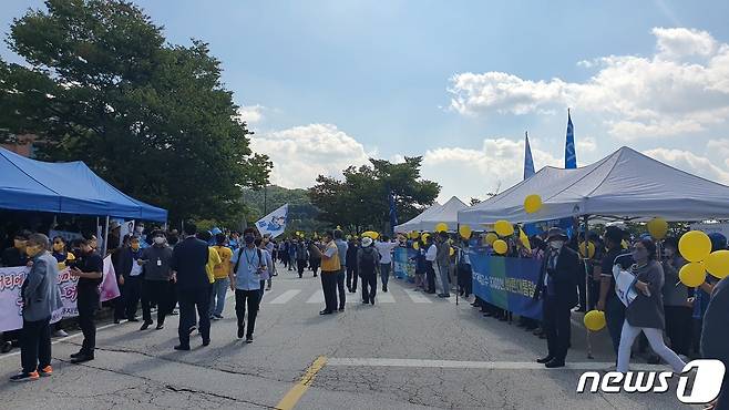 12일 더불어민주당 강원 지역경선·1차 국민선거인단 투표 결과를 발표한 강원도 원주시 오크밸리리조트 앞에 1000여명에 달하는 지지자들이 모여있는 모습. 2021.9.12/ © News1 윤다혜 기자
