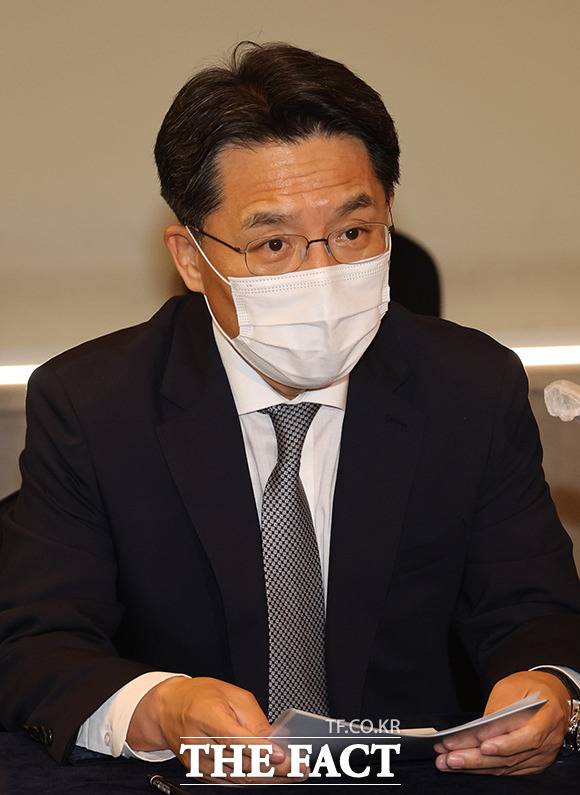 노규덕 외교부 한반도평화교섭본부장이 12일 한·미·일 북핵 수석대표 협의를 위해 일본으로 출국하는 길에 기자들과 만나 "한국과 미국 정부간 대북 인도적 지원 협의에 진전이 있었다"고 밝혔다. /이선화 기자