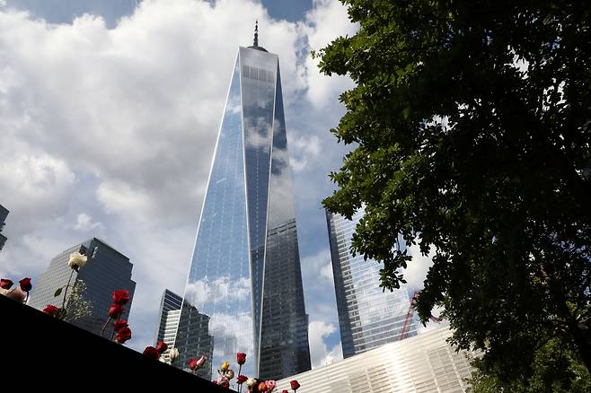 9.11테러 20주년 기념식장에서 올려다본 원 월드 트레이드 센터의 모습. /로이터 연합뉴스
