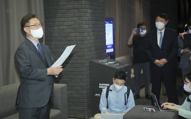 12일 최재형 예비후보가 윤석열 예비후보와의 회동을 마친후 최근 논란이 되고 있는 ‘고발사주’사건관련 입장문을 낭독하고 있다.  /이덕훈 기자