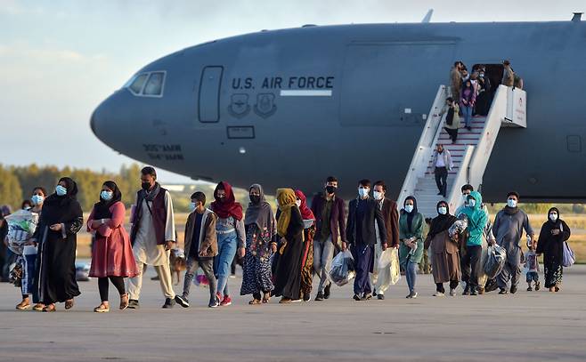 지난달 31일 아프가니스탄 카불을 탈출해 스페인에 도착한 난민들이 미 공군기에서 내리고 있다.(기사와 직접 관련 없는 사진)/AFP통신 연합뉴스