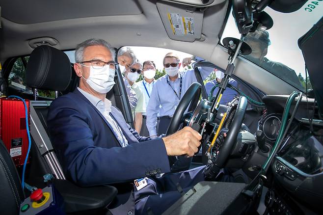 로베르토 렘펠 지엠테크니컬센터코리아 사장이 청라 주행시험장 능동 안전 시험로에서 시험 장비가 장착된 시험 차량을 둘러보는 모습./한국지엠 제공