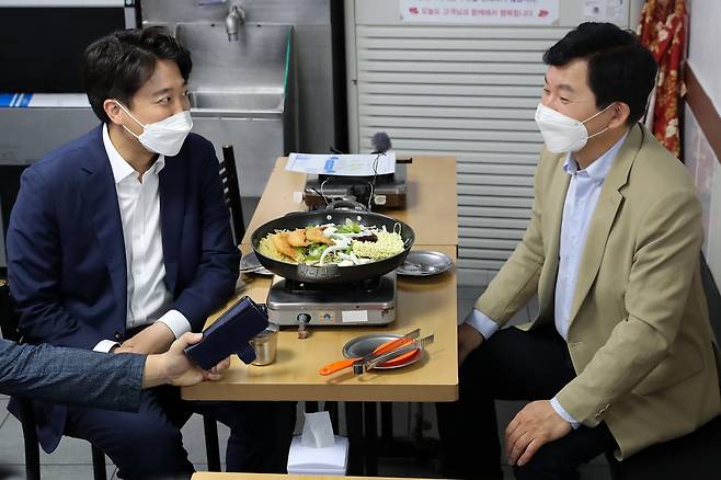 국민의힘 이준석 대표와 원희룡 대선 경선 예비후보가 12일 오후 서울 중구 떡볶이 집에서 회동하고 있다. /연합뉴스