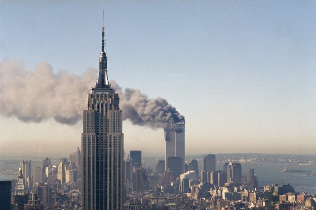 2001년 9월 11일 비행기가 충돌한 직후 검은 연기를 내뿜고 있는 미국 뉴욕 월드트레이드센터 건물(뒤쪽). 앞쪽에 뉴욕의 랜드마크 엠파이어 스테이트 빌딩이 보인다. 뉴욕=AP 뉴시스
