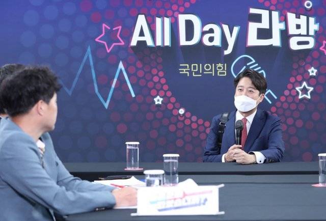 이준석 국민의힘 대표(오른쪽)가 12일 서울 여의도 당사에서 대선 경선 예비후보 12명을 대상으로 진행된 유튜브 라이브 방송 ‘올 데이 라방’에 출연하고 있다. 사진공동취재단