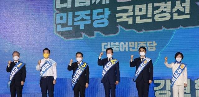 12일 오후 강원 원주 오크밸리에서 열린 더불어민주당 대선 후보자 선출을 위한 강원 순회경선 합동연설회에서 후보자들이 승리를 다짐하고 있다. 왼쪽부터 이재명, 김두관, 정세균, 이낙연, 박용진, 추미애 후보. 사진공동취재단/김동주 기자