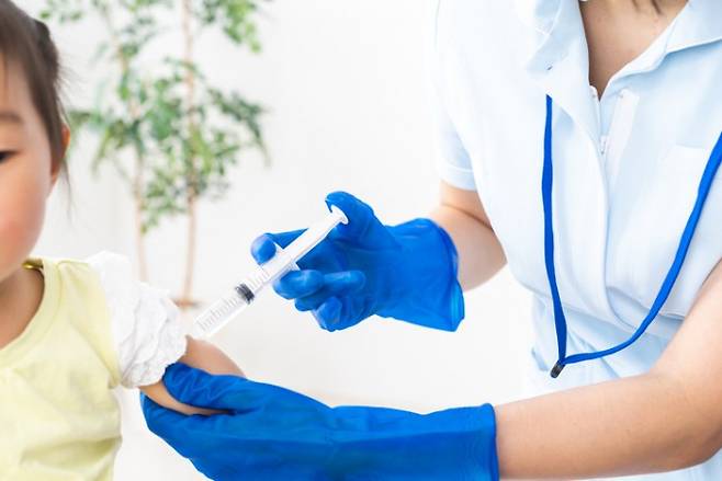 최근 영국과 남아프리카공화국에서도 소아청소년에 대한 신종 코로나바이러스 감염증(COVID-19·코로나19) 백신 접종을 허가했다. 미접종층인 소아청소년에서 코로나19 신규 확진이 증가한 데 따른 것이다. 국내에서는 소아청소년에 대한 접종 계획을 이달 중에 발표할 예정이다. 게티이미지뱅크 제공