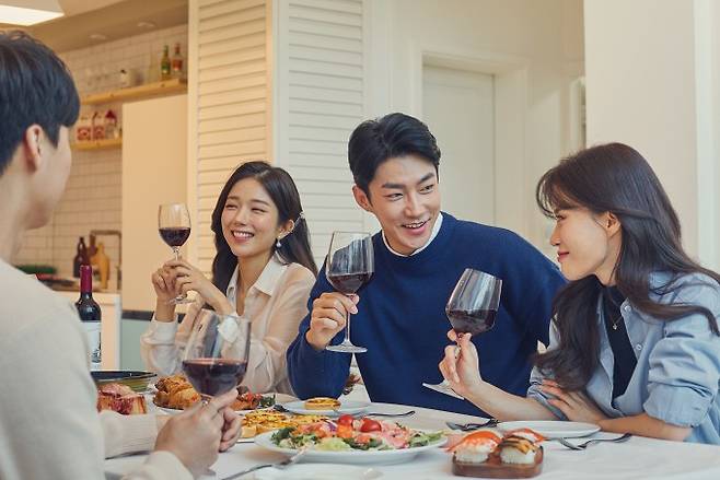 국내 연구팀이 한국인의 산화스트레스 위험을 진단하기 위한 머신러닝 모델을 개발해 검증했다. 현재 건강한 사람이라도 산화스트레스를 예측해 추후 만성질환이 발생할 위험을 낮추기 위한 식생활과 생활습관 등 전략을 세우는 데 도움을 줄 전망이다. 게티이미지뱅크 제공