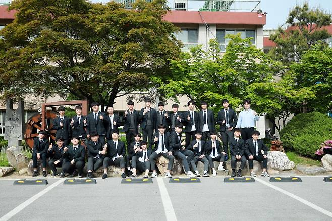 강원 춘천기계공업고등학교 기계과 학생들