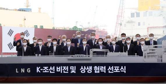 [거제=뉴시스] 김진아 기자 = 문재인 대통령이 9일 경남 거제시 삼성중공업에서 열린 K-조선 비전 및 상생 협력 선포식에서 홍남기 기획부총리 겸 기획재정부 장관을 비롯한 조선산업 생태계 경쟁력 강화 협약식 참석자들과 기념촬영을 하고 있다. 이날 협약식에는 문승욱 산업통상자원부 장관, 문성혁 해양수산부 장관, 안경덕 고용노동부 장관, 가삼현 한국조선해양 사장(한국조선해양플랜트협회 회장), 이성근 대우조선해양 사장, 정진택 삼성중공업 사장, 이수근 대선조선 사장, 장윤근 케이조선 사장, 김성태 한국중소조선공업협동조합 이사장, 강호일 한국조선해양기자재공업협동조합 이사장, 김부기 선박해양플랜트연구소 소장, 이형철 한국선급 회장, 배정철 한국조선해양기자재연구원 원장, 정태순 한국해운협회 회장, 김수복 조선5사 사내협력사연합회 회장, 김현수 대한조선학회 학회장, 서용석 중소조선연구원 원장이 참석했다. 2021.09.09. bluesoda@newsis.com <저작권자ⓒ 공감언론 뉴시스통신사. 무단전재-재배포 금지.> /사진=뉴시스화상