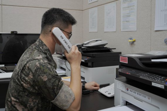 [서울=뉴시스] 남북 통신 연락선이 복원된 27일 군 장병이 서해지구 군 통신선 시험통신을 하고 있다. (사진=국방부 제공) 2021.07.27. photo@newsis.com *재판매 및 DB 금지 /사진=뉴시스