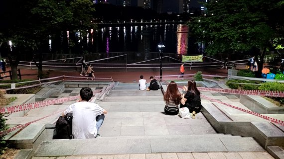 지난 10일 서울 송파구 석촌호수 인근에서는 오후 10시 이후에도 시민들이 벤치 등에 모여앉아 술을 마시고 있다//사진=김준혁 인턴기자