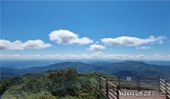연인산 정상에서 바라본 경관. 사진제공=경기북부청