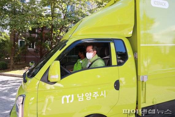 조광한 남양주시장 아이스팩 운반 차량 직접 운전. 사진제공=남양주시
