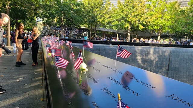 지난 11일 9·11 테러가 일어났던 자리에 만들어진 ‘메모리얼 풀’에서 시민들이 추모하고 있다.