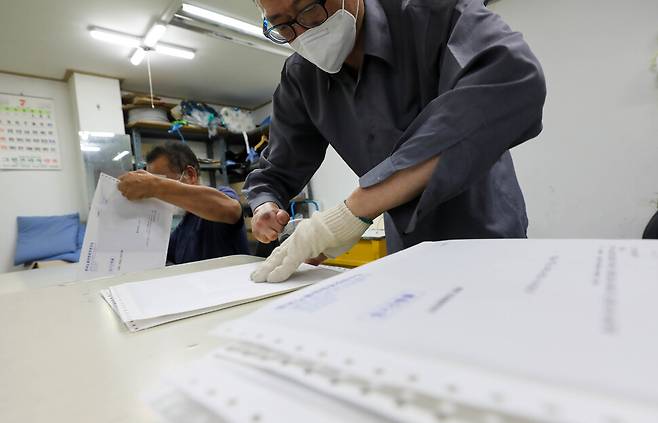 7월22일 서울 구로구 ‘산재노동자 자활공동체’ 작업장에서 노동자들이 우편물 발송 업무를 하고 있다. 김진수 선임기자