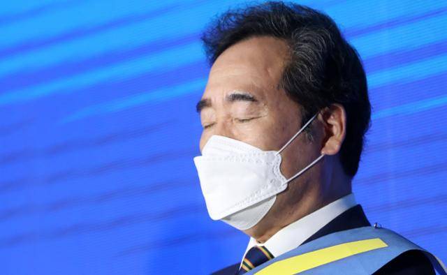 이낙연 전 더불어민주당 대표가 12일 강원 원주시 오크밸리리조트 컨벤션센터에서 열린 더불어민주당 '1차 슈퍼위크' 결과를 눈을 감은 채 듣고 있다. 원주=뉴시스