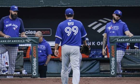 MLB 토론토에서 뛰고 있는 류현진이 12일(한국시간) 열린 볼티모어와 원정 더블헤더 1차전에 선발 등판했다. 그러나 2.1이닝 7실점으로 흔들렸고 3회말 결국 교체돼 강판됐다. 류현진은 패전위기에 몰렸지만 소속팀이 역전승을 거두며 한숨을 돌렸다. [사진=뉴시스]
