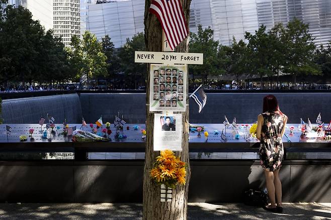 9.11 테러로 아버지 조셉 아마투치오를 잃은 메르세데스 아리아스가 11일 9.11 현장인 사우스 풀에서 아버지를 그리워하고 있다. EPA=연합뉴스