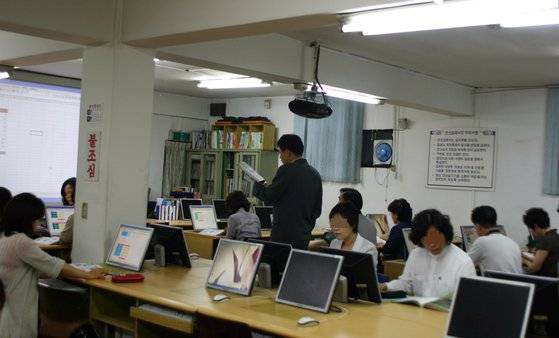 마흔 즈음에 나갔던 야간 고등학교 교생실습. 낮에 일을 마치고 온 만학도 학생들은 공부도 중요하지만 젊은 시절에 못 한 공부를 하고 있다는 만족감과 그들끼리의 소통도 아주 중요했다. 사진은 다른 선생님이 진행하던 컴퓨터 시간이다. [사진 박헌정]