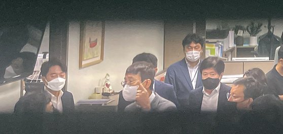 공수처의 김웅의원실에 대한 압수수색이 진행되고 있는 가운데 10일 의원실에 도착한 김 의원이 공수처 관계자에게 항의 하고 있다. 임현동 기자