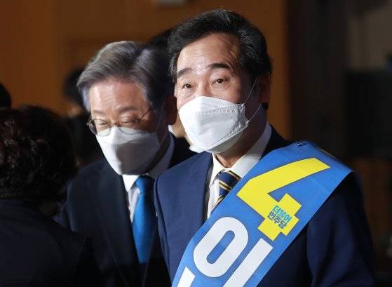 12일 오후 강원 원주시 오크밸리리조트 컨벤션홀에서 열린 더불어민주당 제20대 대통령선거 후보자 선출을 위한 강원 합동연설회(1차 슈퍼위크)에서 이낙연, 이재명 후보가 행사장을 나서고 있다. 뉴스1