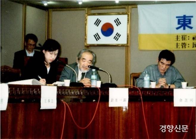 후루카와 미카(맨 왼쪽)는 1990년대부터 한국과 일본을 오가며 활동했다. 한국민족예술인총연합과 일본의 ‘일본-아시아-아프리카-라틴 아메리카 미술회의(JAALA)’가 1999년 9월 세종문화회관에서 공동 주최한 ‘동북아와 제3세계’ 심포지엄에서 통역을  맡았다. 가운데가 미술평론가 하리우 이치로, 오른쪽이 김지하다.  민예총에선 김윤수, 원동석 등이 참석했다. 후루카와 미카 제공.