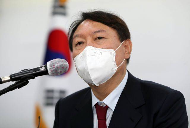 국민의힘 대권주자인 윤석열 전 검찰총장이 11일 대구시당에서 기자회견을 하고 있다. 연합