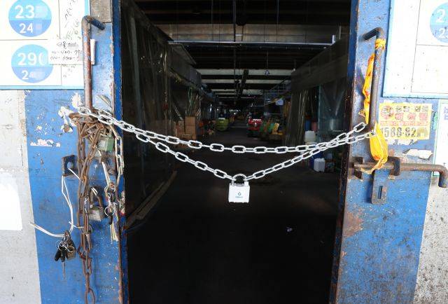 12일 오전 서울 송파구 가락농수산물종합시장 내에 일부 청과시장이 임시 폐쇄됐다. 연합뉴스