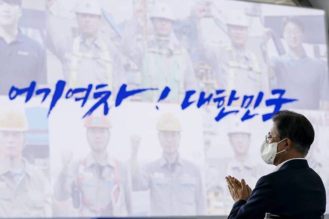 [거제=뉴시스] 김진아 기자 = 문재인 대통령이 9일 경남 거제시 삼성중공업에서 열린 K-조선 비전 및 상생 협력 선포식에서 박수를 치고 있다. 2021.09.09. bluesoda@newsis.com