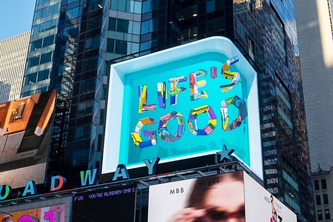 LG전자가 미국 뉴욕 타임스 스퀘어 전광판에서  라이프스 굿(Life's Good) 메시지를 담은 3D 콘텐츠를 상영하고 있다. 개학을 주제로 한 이 영상은 내달 초까지 상영된다./사진제공=LG전자