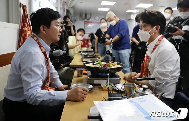 (서울=뉴스1) 이동해 기자 = 국민의힘 이준석 대표와 원희룡 대선 예비후보가 12일 오후 서울 중구의 한 떡볶이집에서 회동을 하고 있다.  이번 만남은 '녹취록 갈등'으로 남은 감정을 털어버리자는 취지와 당내 현안 등을 논의하기 위해 원 후보의 제안으로 이뤄졌다. 2021.9.12/뉴스1