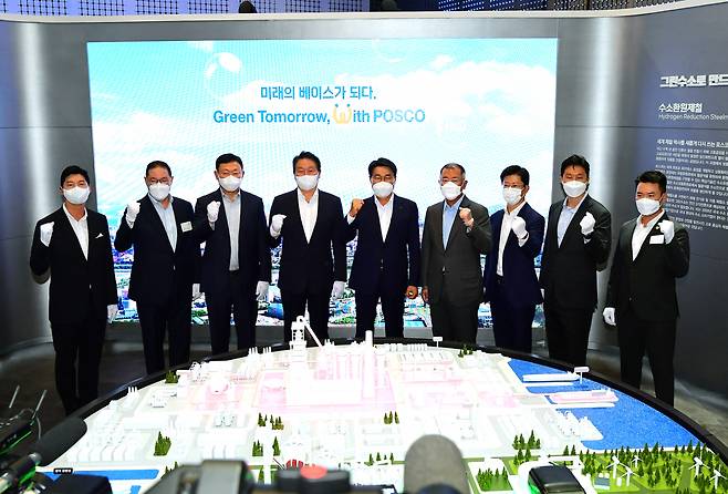 8일 경기도 고양 킨텍스에서 열린 'H2 비즈니스 서밋'에 참석한 주요 기업 총수들이 창립총회 후 '2021수소모빌리티+쇼'의 포스코 부스를 방문, 기념 촬영을 하고 있다. 왼쪽부터 허세홍 GS칼텍스 사장, 조현상 효성그룹 부회장, 신동빈 롯데그룹 회장, 최태원 SK그룹 회장, 최정우 포스코그룹 회장, 정의선 현대자동차그룹 회장, 허정석 일진홀딩스 부회장, 정기선 현대중공업 부사장, 이규호 코오롱인더스트리 전무. [포스코 제공]