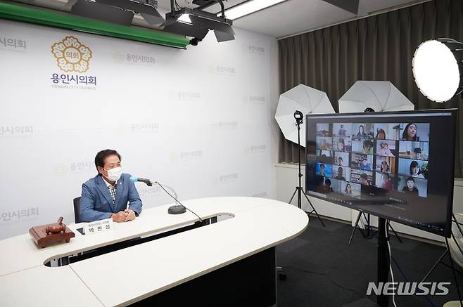 용인시의회 박만섭 의원(국민의힘)이 서천초등학교 학생들과 비대면 영상대화를 나누고 있다