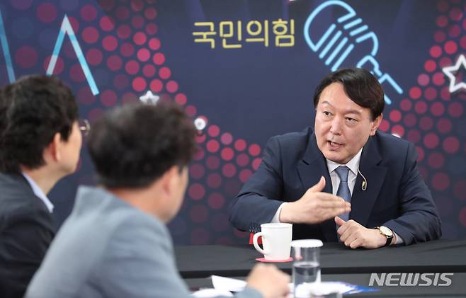[서울=뉴시스] 국회사진기자단 = 윤석열 국민의힘 대선 경선 예비후보가 12일 서울 여의도 중앙당사에서 경선 예비후보 12명을 대상으로 열린 유튜브 라이브 방송 '올데이 라방'에 출연해 질문에 답변하고 있다. 2021.09.12. photo@newsis.com
