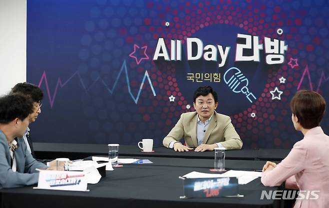 [서울=뉴시스] 최동준 기자 = 원희룡 국민의힘 대선 경선 예비후보가 12일 서울 여의도 중앙당사에서 경선 예비후보 12명을 대상으로 열린 유튜브 라이브 방송 '올데이 라방'에 출연해 질문에 답변하고 있다. 2021.09.12. photocdj@newsis.com