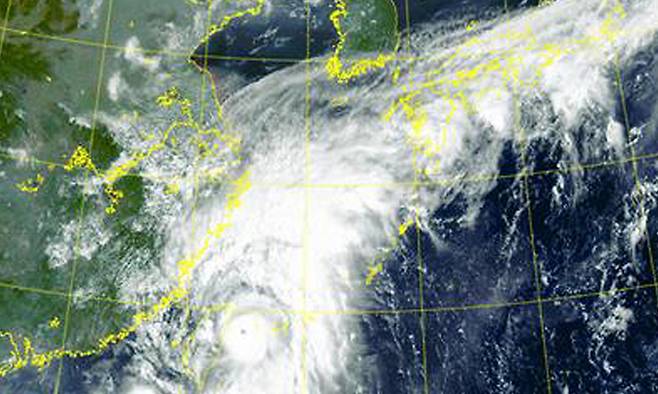제14호 태풍 '찬투'가 오는 15∼16일 우리나라에 본격적으로 영향을 주며 제주도와 남부지방에 많은 비를 뿌릴 전망이라고 기상청이 12일 밝혔다. 사진은 12일 오전 9시 기준 태풍 실황. 기상청 제공