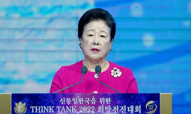 세계평화통일가정연합 한학자 총재가 12일 경기 가평 청심평화월드센터에서 열린 ‘THINK TANK 2022 희망전진대회’에서 ‘하늘 섭리로 본 근세 인류 문명사와 오늘’이란 주제로 특별연설을 하고 있다. 가정연합 제공