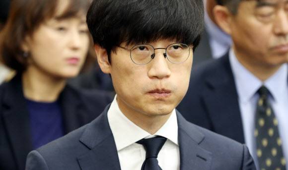 볼에 바람 넣은 이해진 네이버 GIO - 이해진 네이버 GIO(글로벌투자책임자)가 26일 국회에서 열린 과학기술정보방송통신위원회 종합감사에 참석해 있다. 2018.10.26 연합뉴스