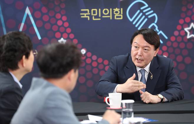 답변하는 윤석열 - (서울=뉴스1) 이동해 기자 = 윤석열 전 검찰총장이 12일 오후 서울 여의도 중앙당사에서 국민의힘 경선 예비후보 12명을 대상으로 열린 유튜브 라이브 방송 ‘올데이 라방’에 출연해 질문에 답하고 있다. 2021.9.12/뉴스1