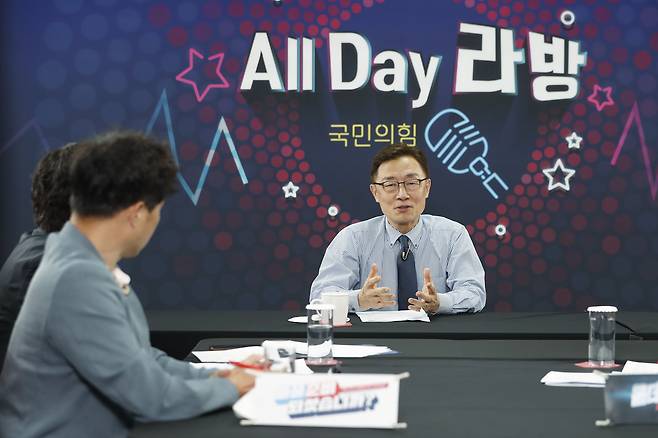 유튜브 라이브 방송 출연한 국민의힘 최재형 - 국민의힘 최재형 대선 경선 예비후보가 12일 서울 여의도 중앙당사에서 경선 예비후보 12명을 대상으로 진행된 유튜브 라이브 방송 ‘올데이 라방’에 출연하고 있다. 2021.9.12 [국회사진기자단] 연합뉴스