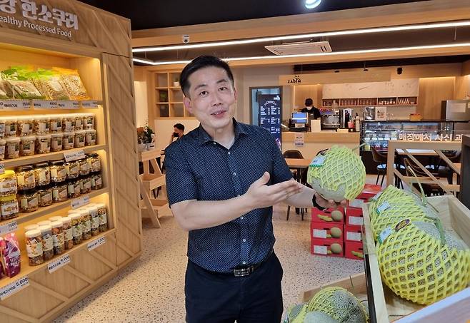 "한소쿠리는 지속가능한 수익사업" (진주=연합뉴스) 지성호 기자 = 성태현 진주시 전통시장팀장이 소매점 '한소쿠리'를 소개하고 있다. 2021.9.12 shchi@yna.co.kr(끝)